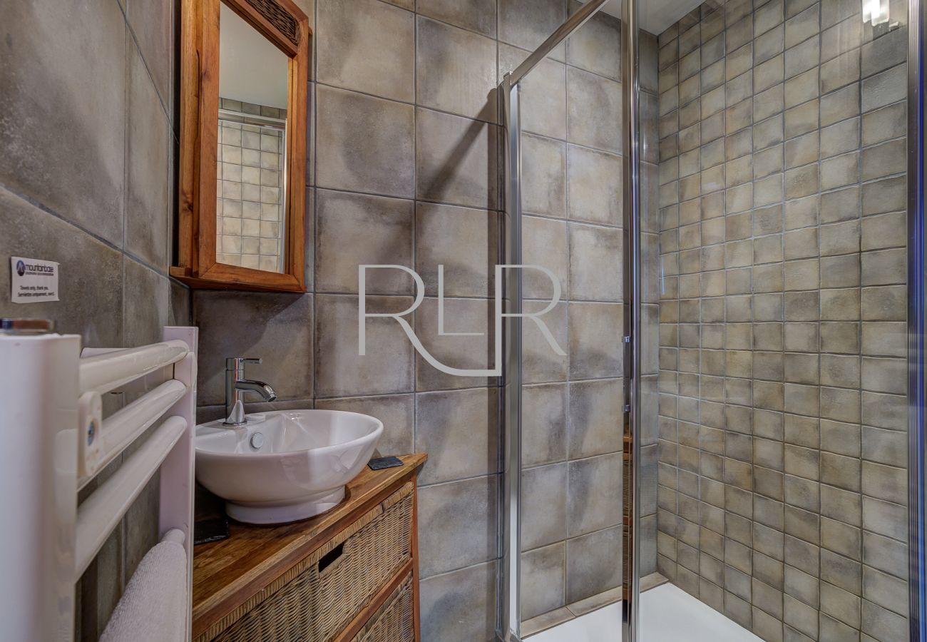Bedroom 2 of Chalet Capricorne has an ensuite shower room