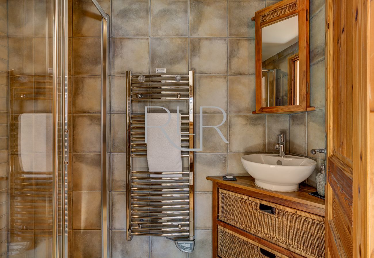 Chalet Capricorne has an ensuite shower room to Bedroom 3