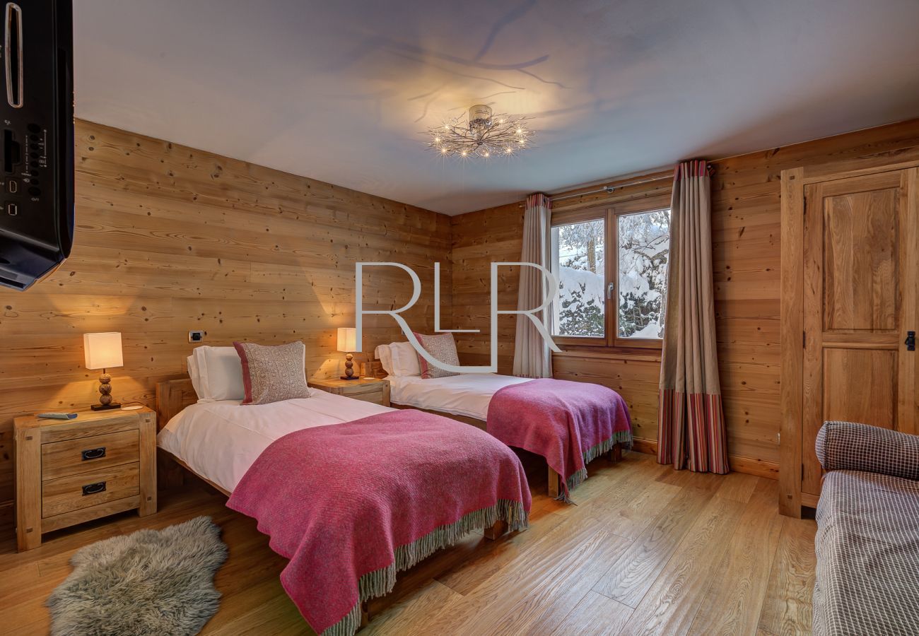 Bedroom 5 of Chalet Capricorne is a  twin room with 2 single beds