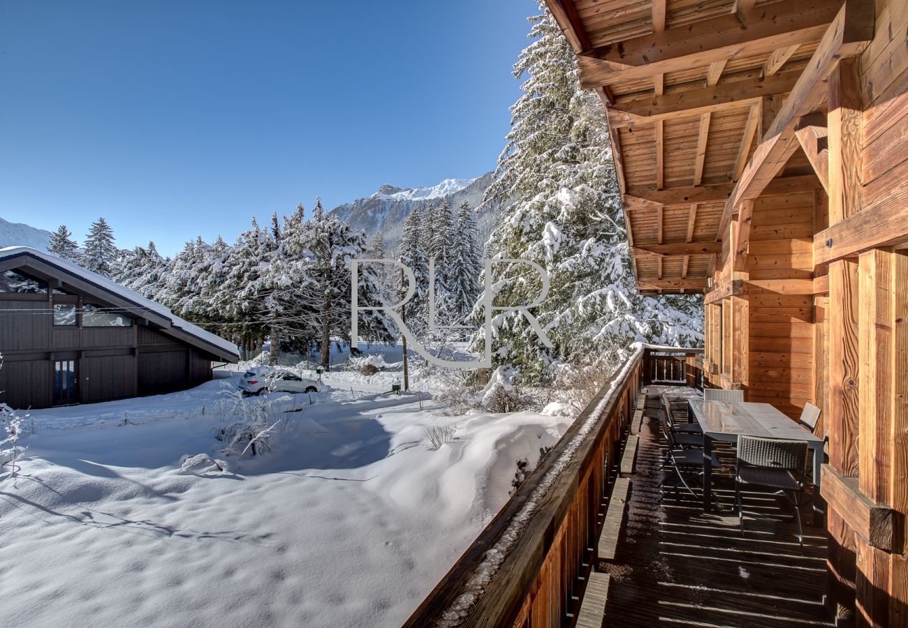 Chalet Capricorne has a balcony with dining furniture and stairs to the garden 