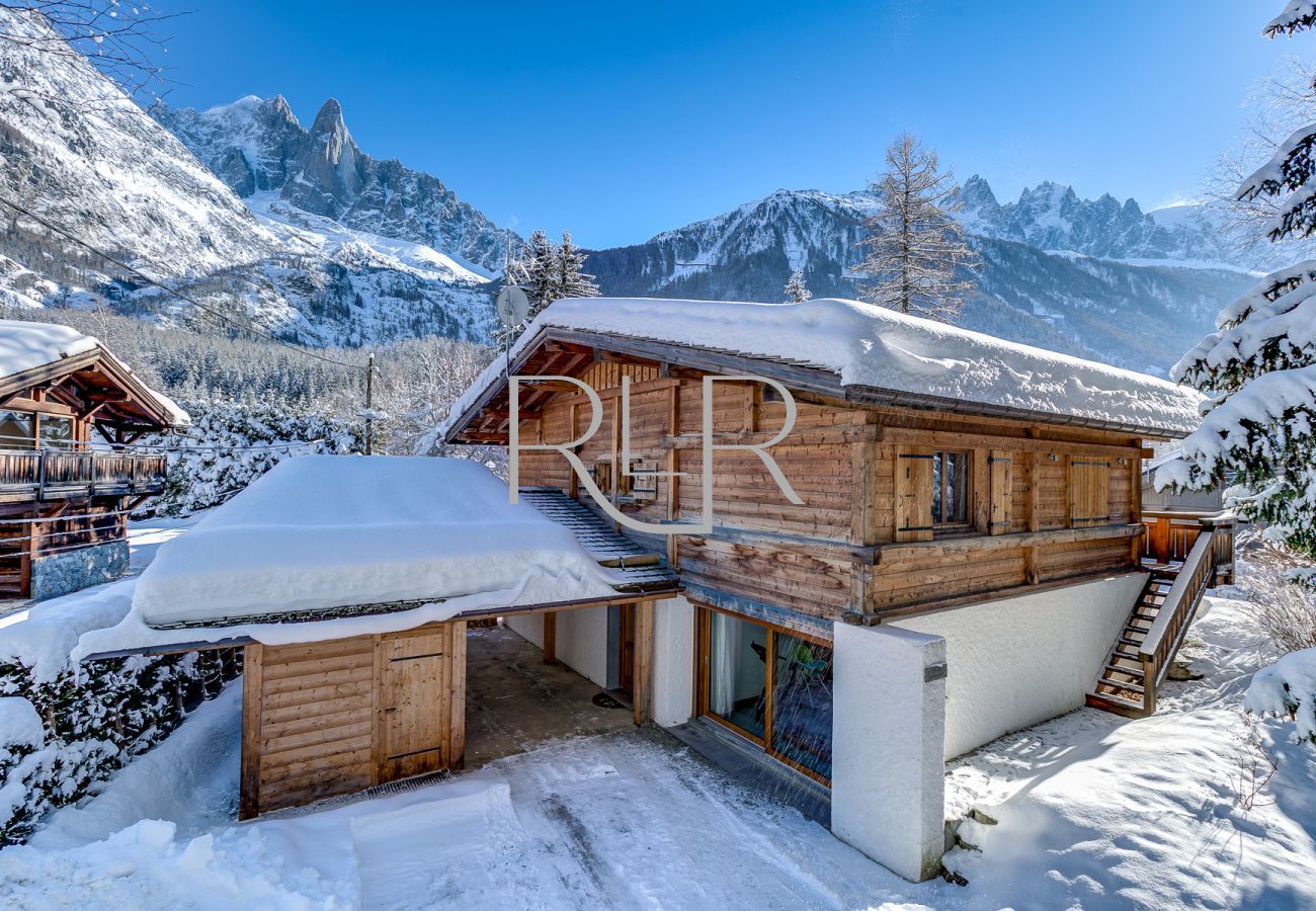 Chalet Capricorne has a drive with car port and storage for ski and boots 