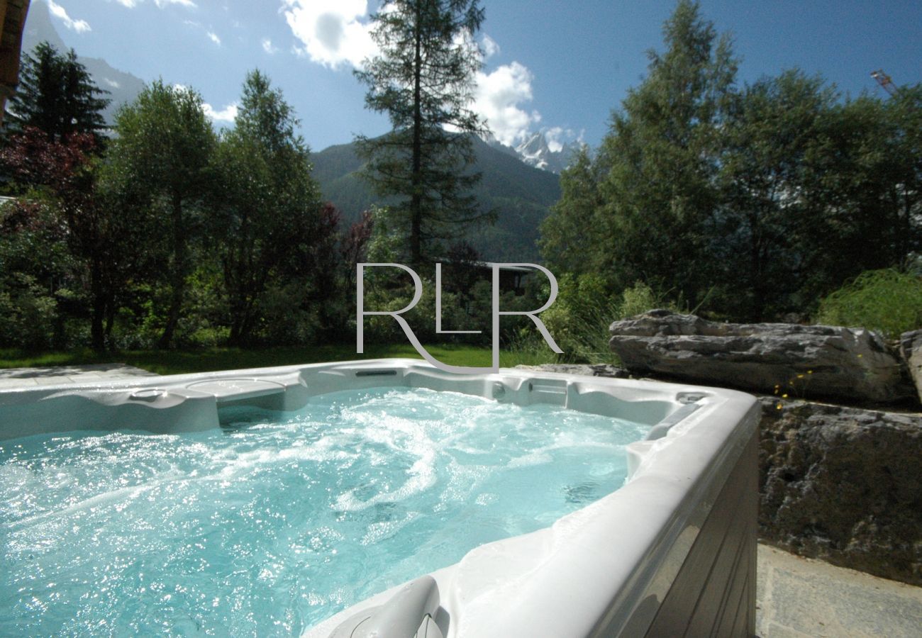 The hot tub of Chalet Capricorne is a great place to relax summer and winter