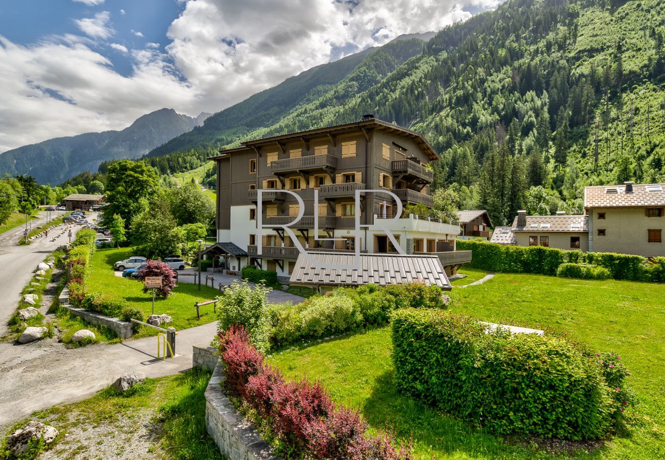 Blaitiere 6 has a fantastic position close to town and les Planards nursery slope