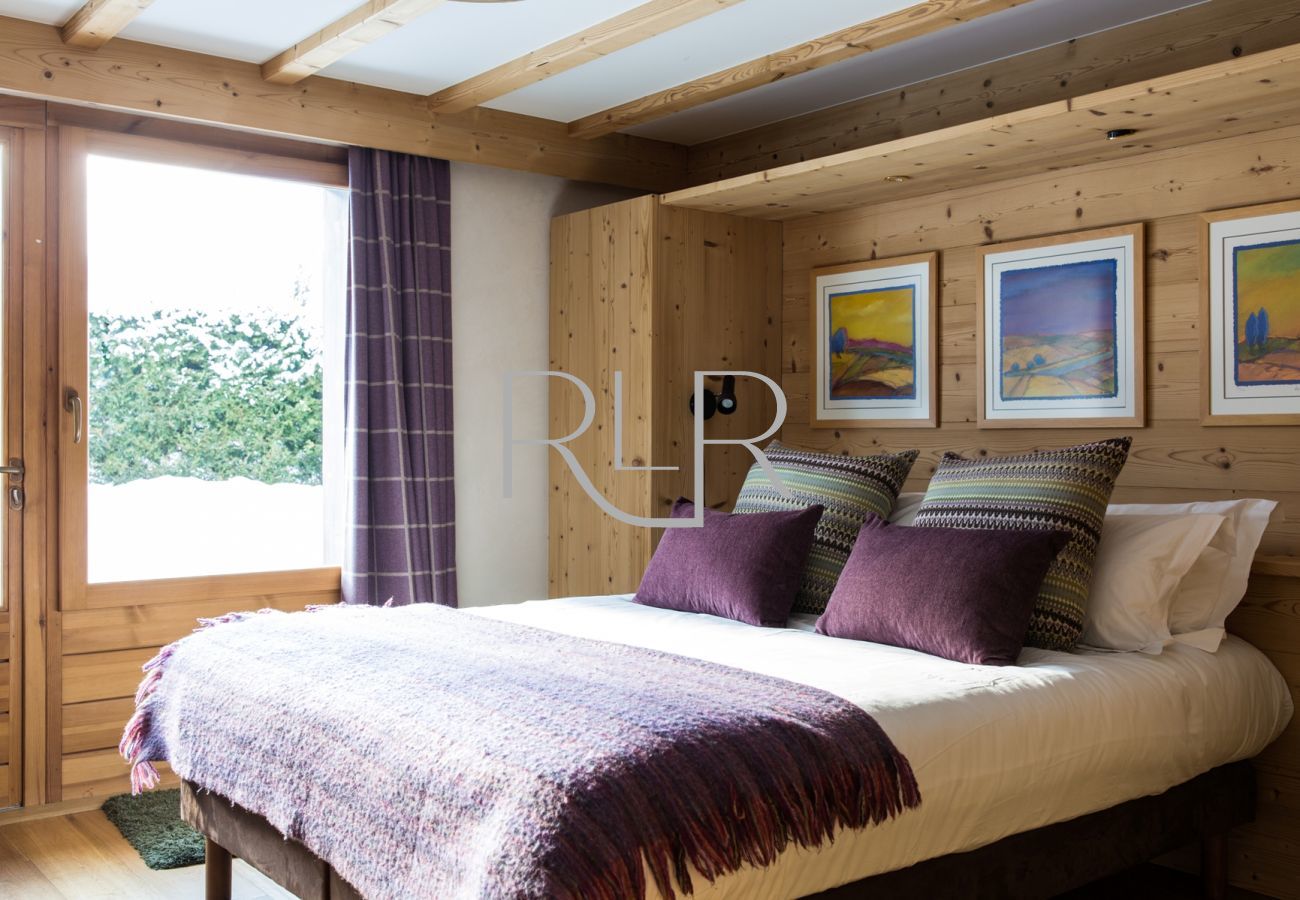Bedroom 3 of Chalet le Favre is a flexible double or twin room with ensuite