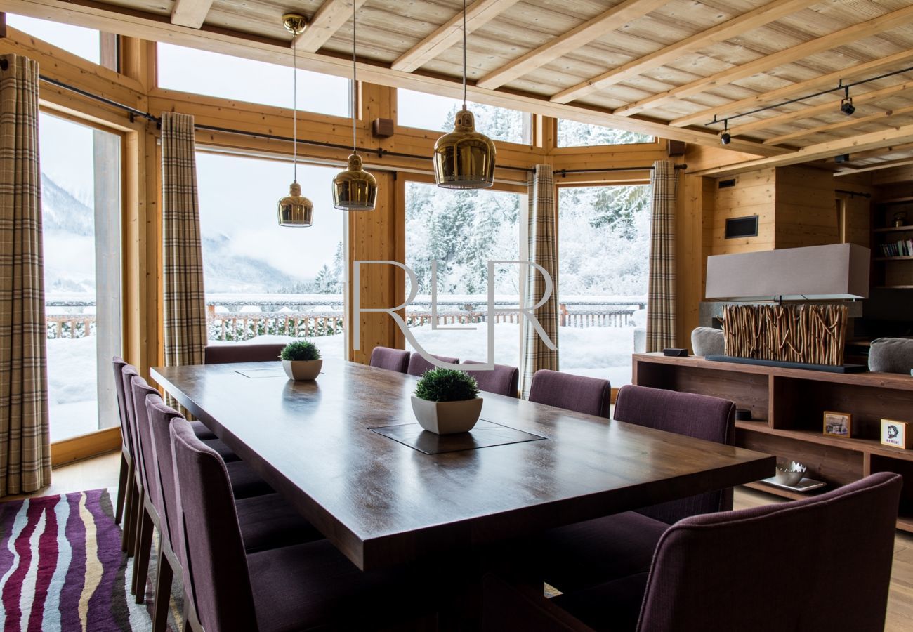 Chalet le Favre has a dining table positioned in front of the glass doors onto the terrace