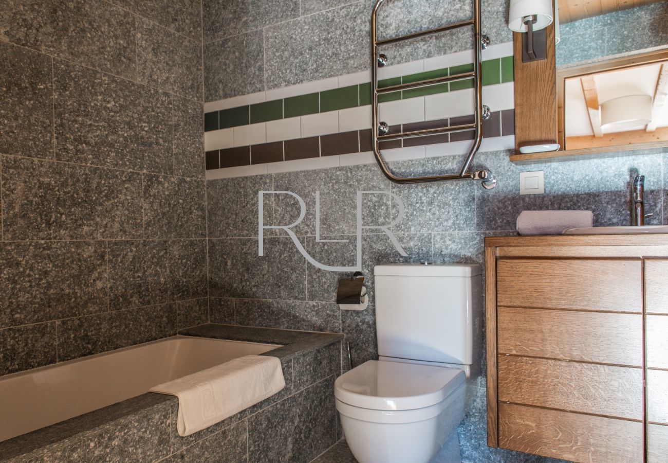 Bedroom 3 of Chalet le Favre has an ensuite bathroom 