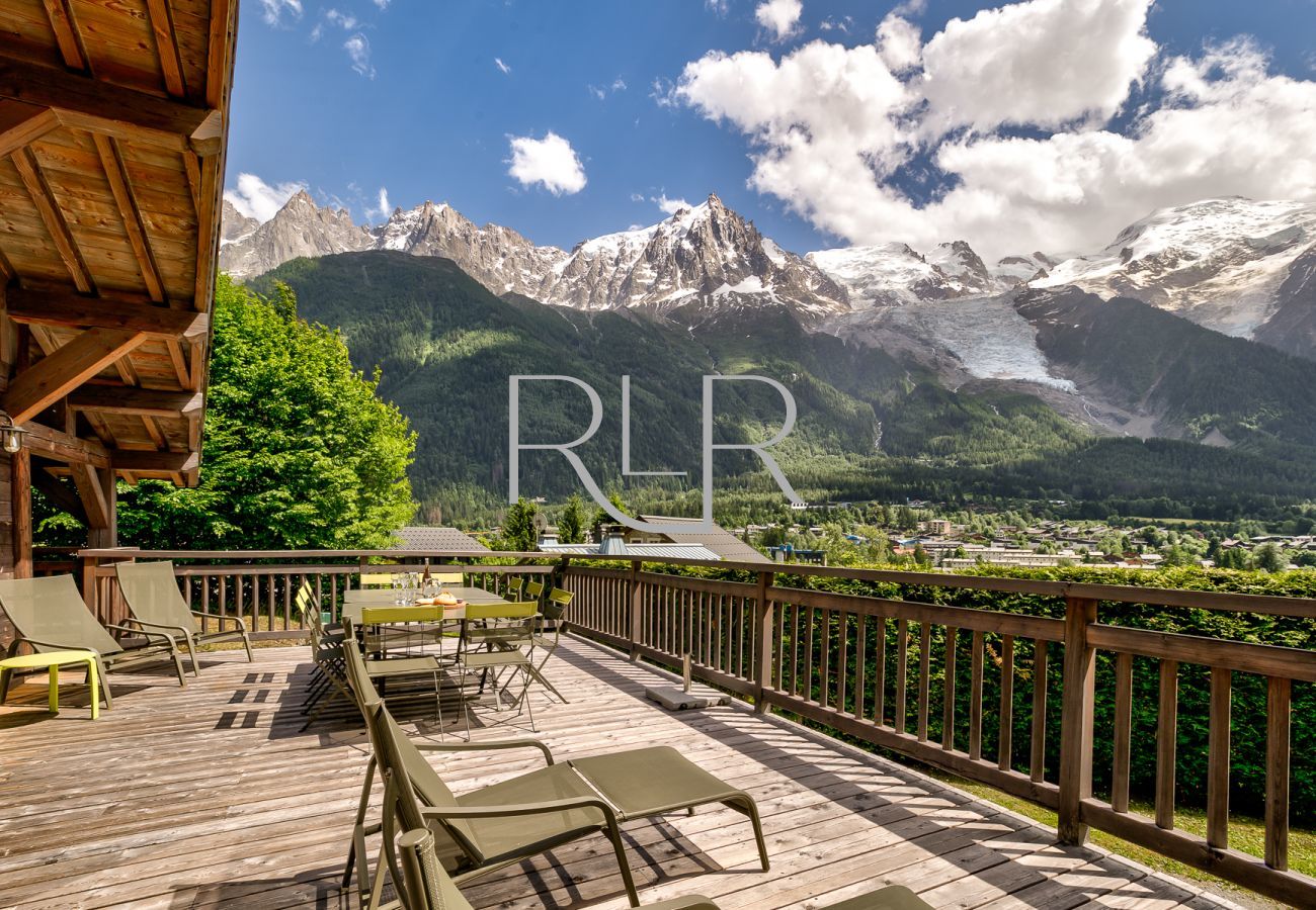 Chalet le Favre has panoramic view including the Aiguille du Midi, the les Bossons glacier & Mont Blanc    