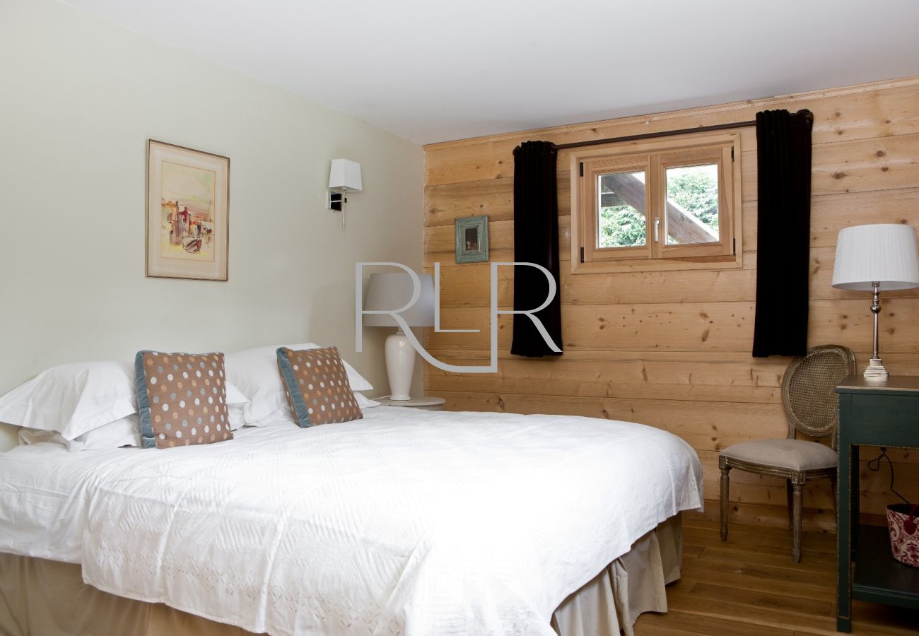 Bedroom 7 of Chalet Amelie, flexible double or twin room with ensuite bathroom    
