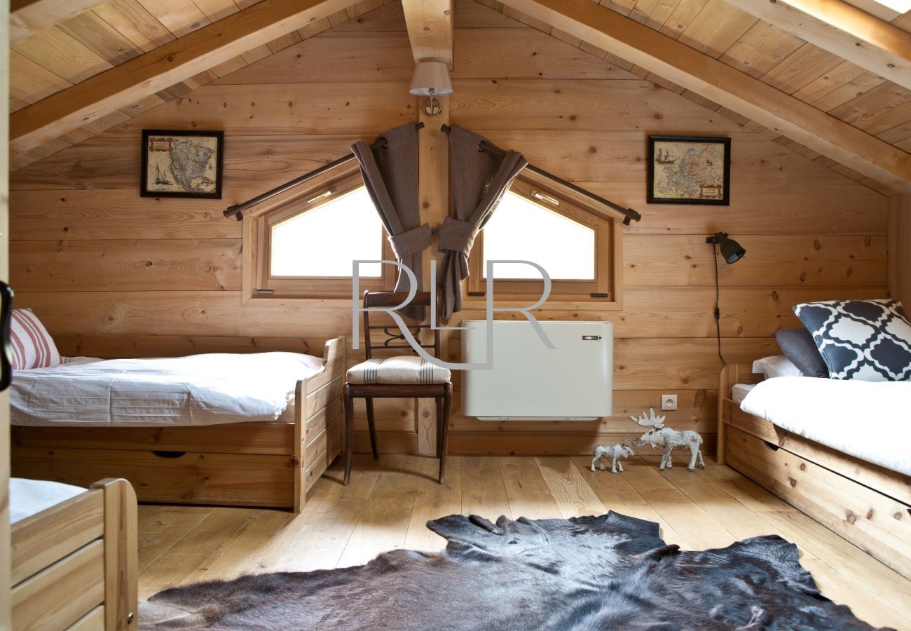 Chalet Amelie's 4th bedroom is a triple room with three single beds   
