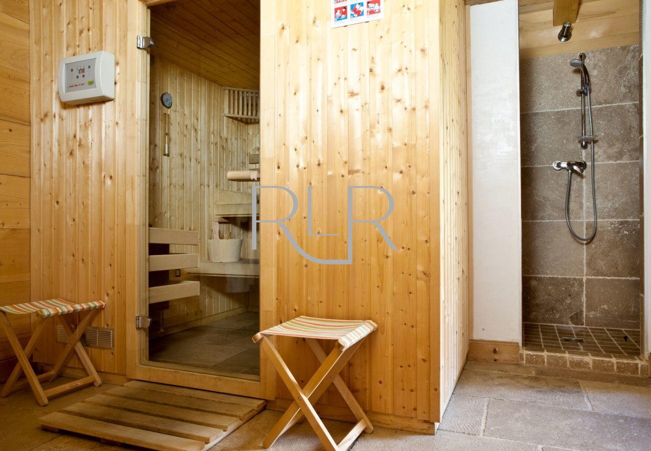 Chalet Amelie has a sauna with shower
