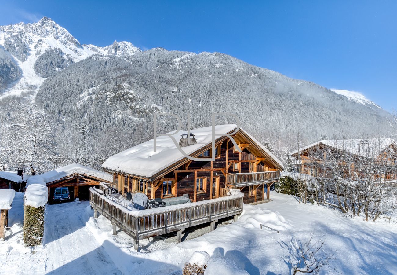Chalet Amelie has a drive and carport with 2 covered spaces   
