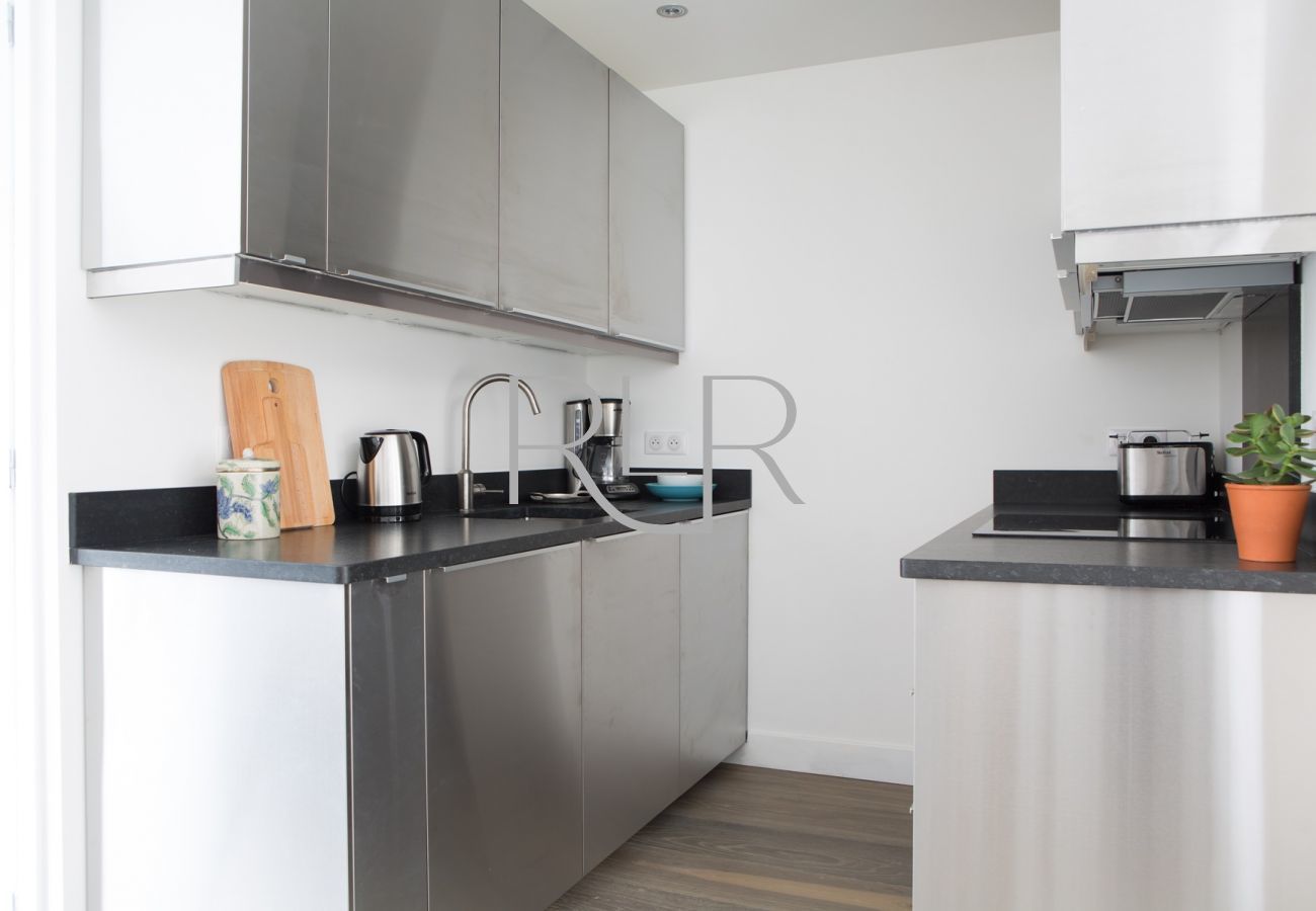 Brevent 3 has stainless steel kitchen cupboards 