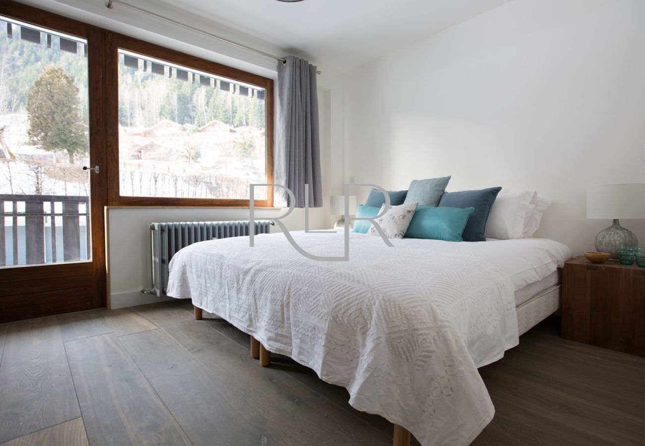 Bedroom 3 of Brevent 3 is a flexible double or twin room with a shower room and a shared balcony