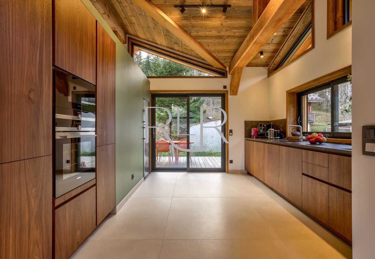 Chalet Green Forest has a sleek kitchen with glass doors onto terrace 