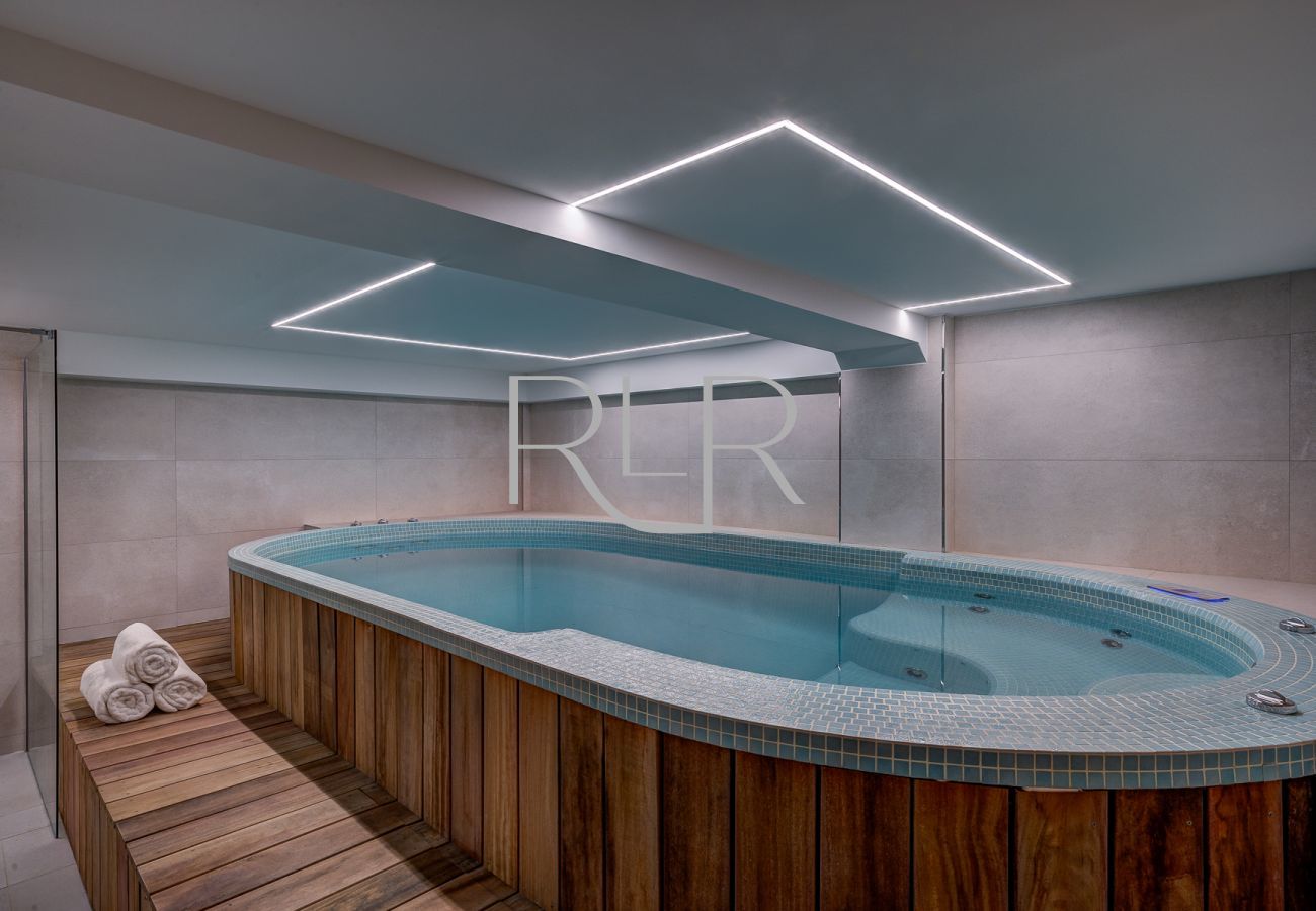 Chalet Green Forest has a swimming pool with an integrated jacuzzi; water temperature 30° 