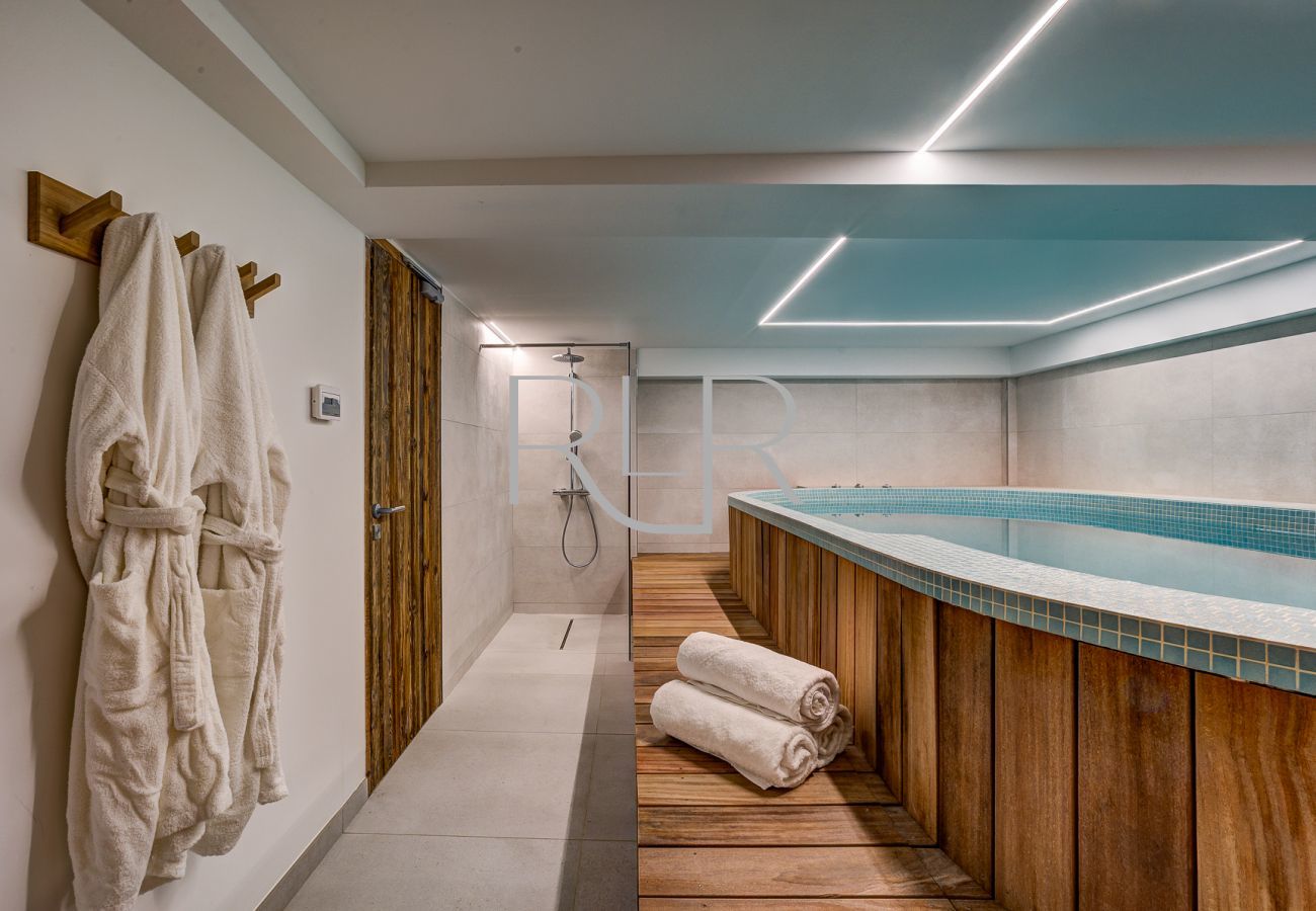 Chalet Green Forest has a swimming pool with resistance option and a shower