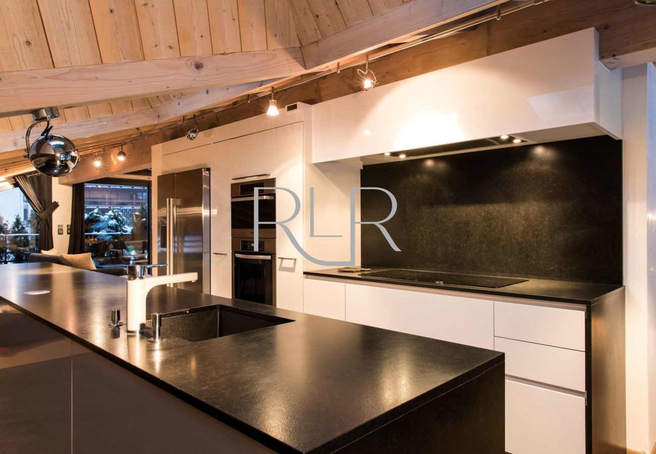 Chalet Belachat has a sleek and fully-equipped kitchen 