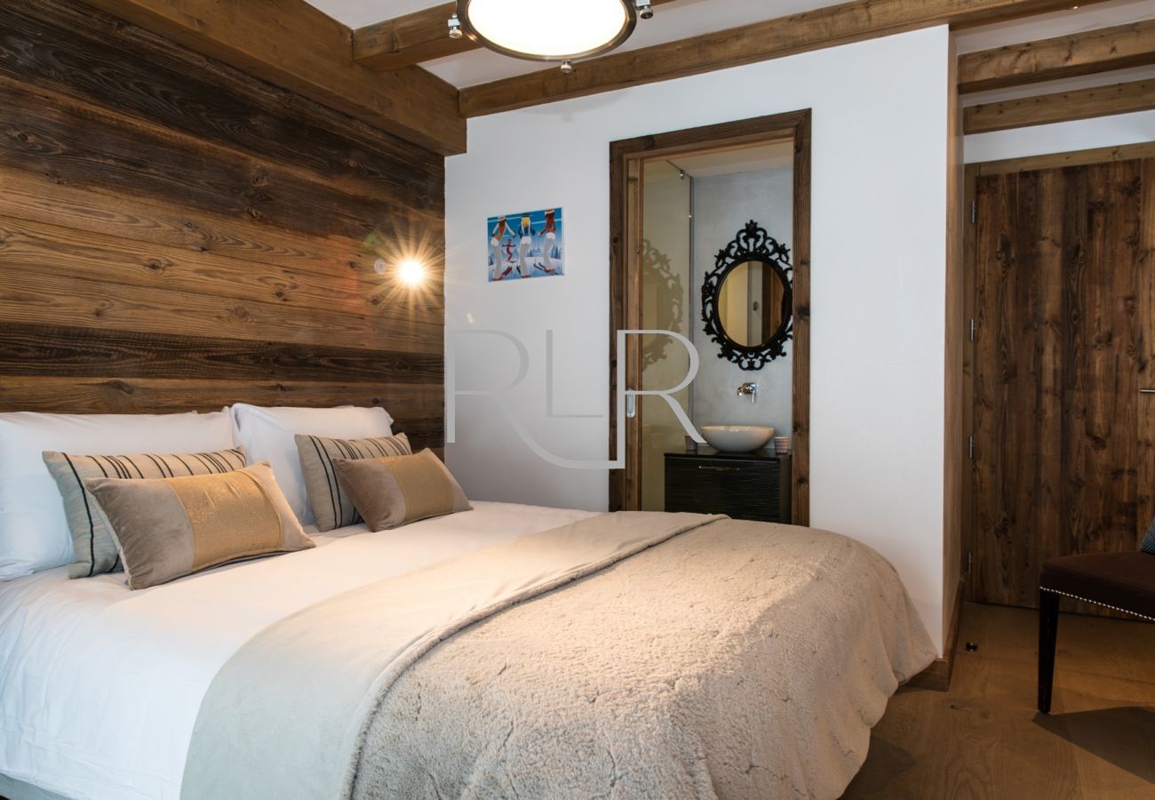 Chalet Belachat, Bedroom 3, flexible double or twin room with ensuite shower room  
