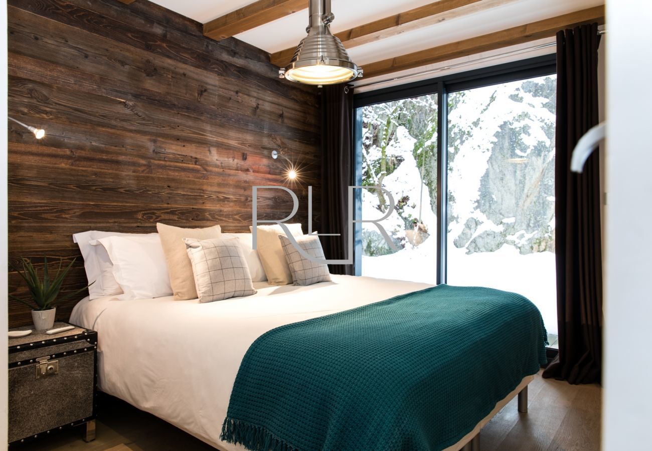 Chalet Belachat, Bedroom 2, flexible double or twin room with ensuite shower room  