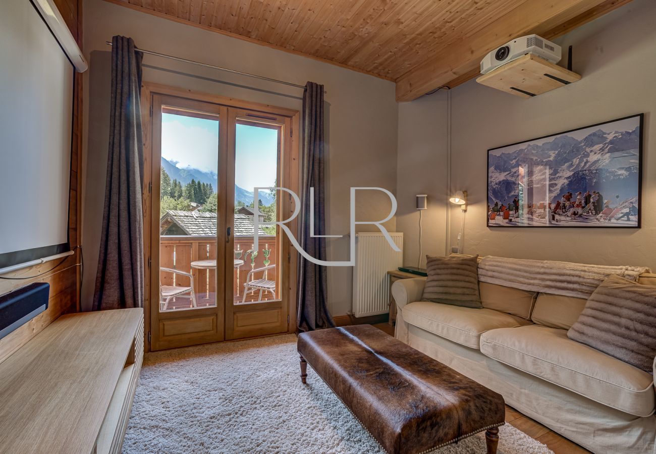 Chalet Sanaz has a cinema room with a door onto the balcony 