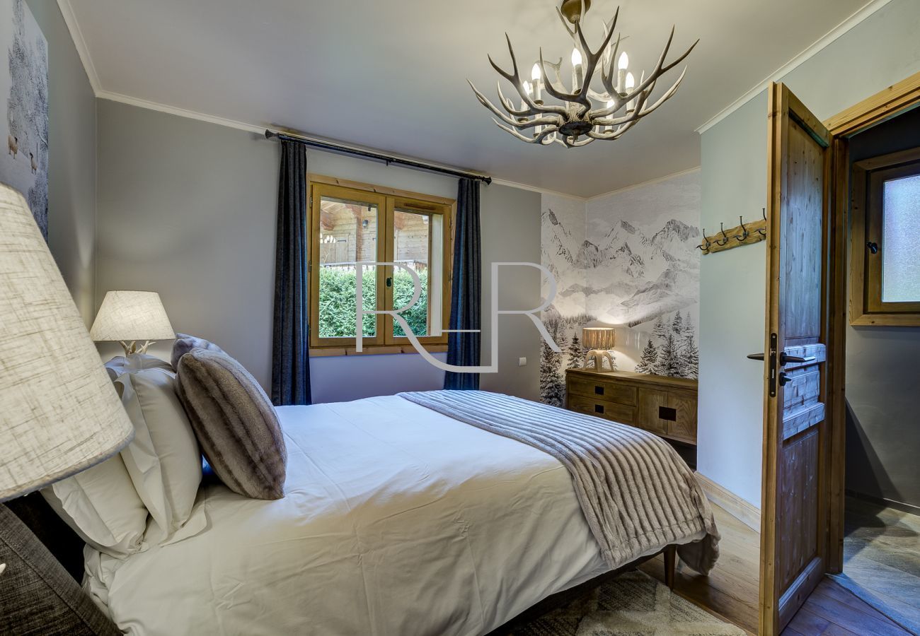 Bedroom 2 of Chalet Sanaz is a double room with ensuite 