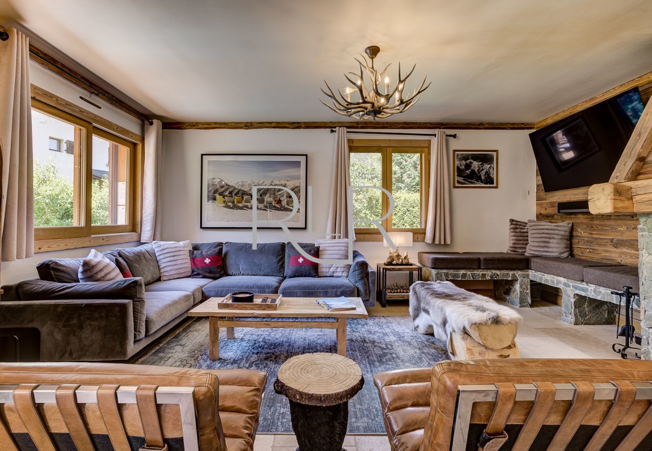 Chalet Sanaz has a large, wall-mounted TV 