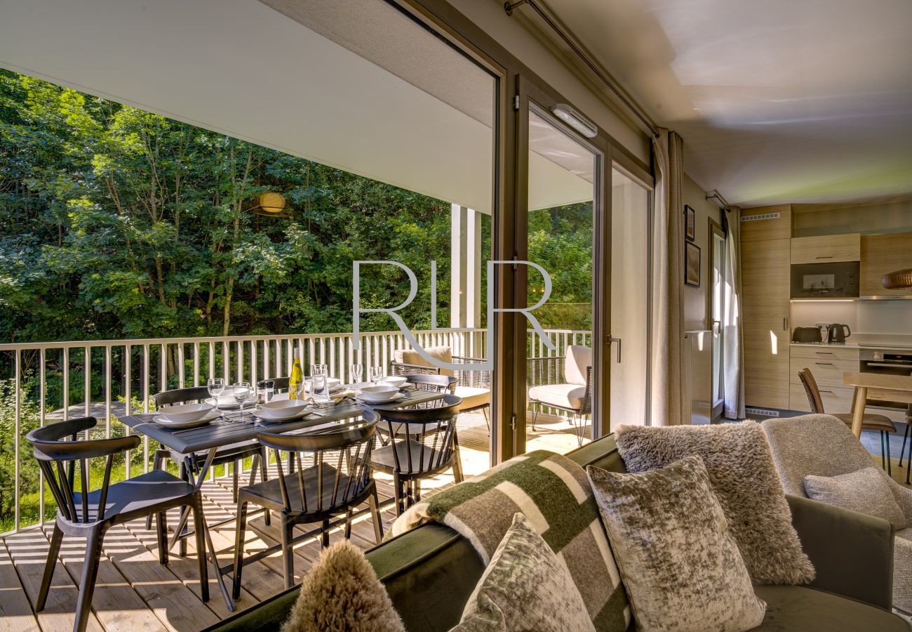 Apartment White Pearl A11 has large glass doors opening onto a sunny terrasse. 