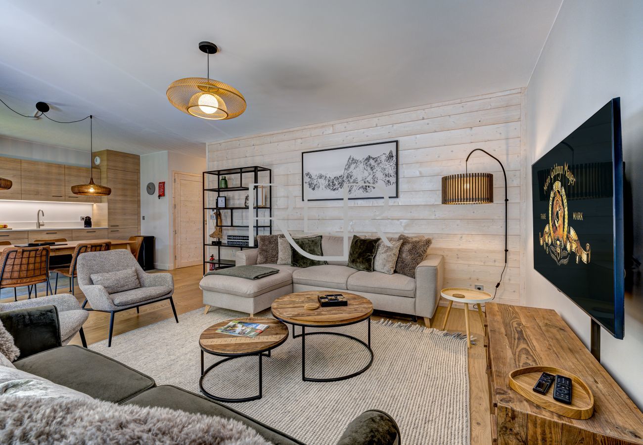 White Pearl A11 has a good space for entertaining guests
