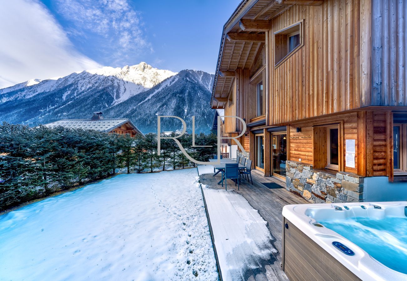 Chalet Planards 1 has a hot tub and an enclosed garden