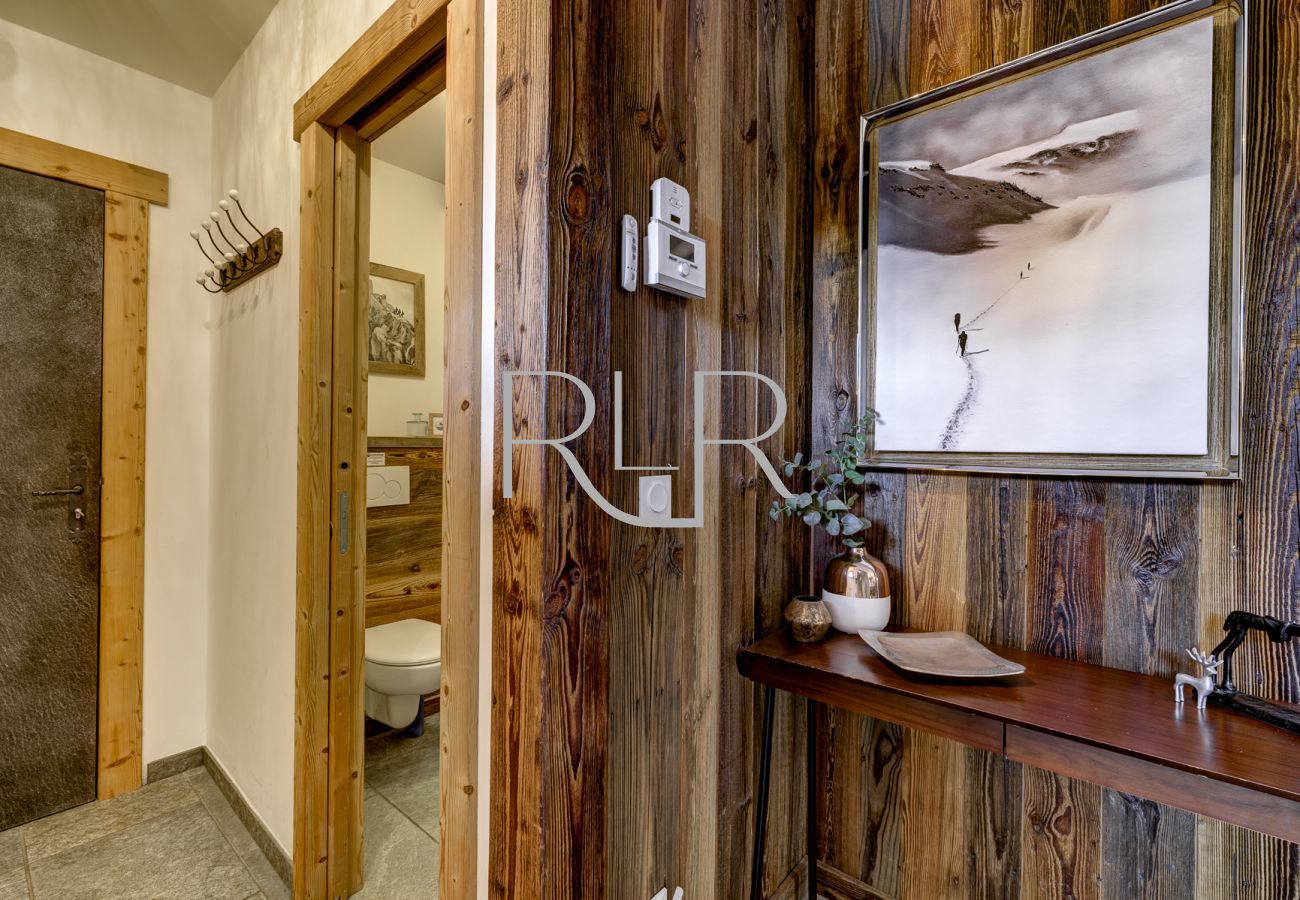 Chalet Planards 1 has a hallway with a WC and a door to the garage