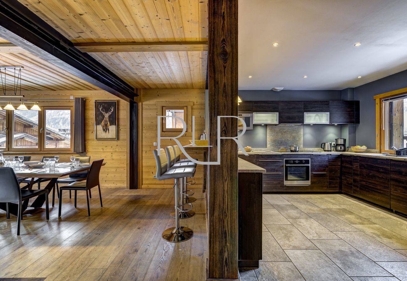There are bar stools and spacious kitchen in Planards 1.