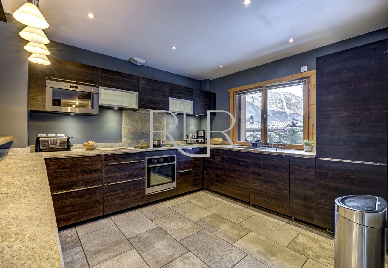 Chalet Planards 1 has a well equipped kitchen with granite worktops