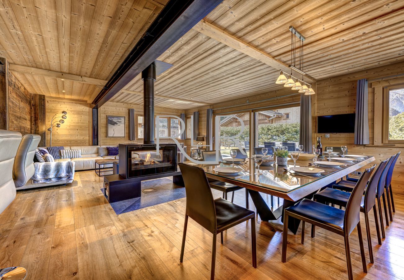 Chalet Planards 1 has a large dining table seating 10 people.