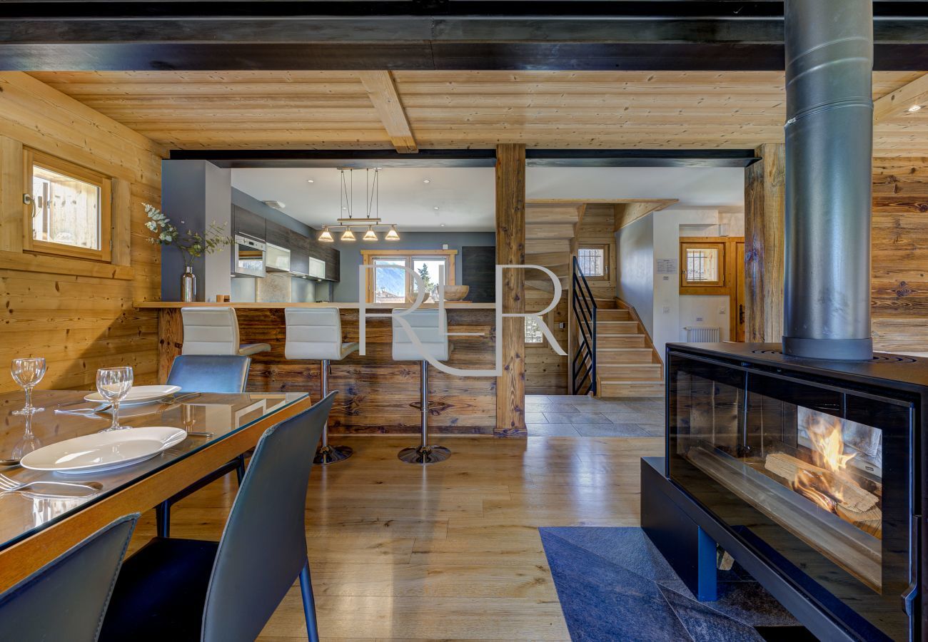 At Planards 1, the log burner creates an alpine ambience for dining.
