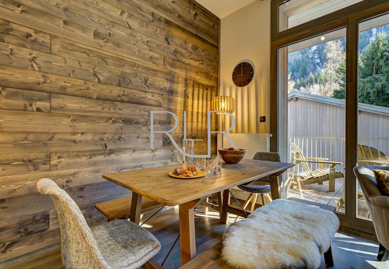 White Pearl C12 has a stylish dining area 