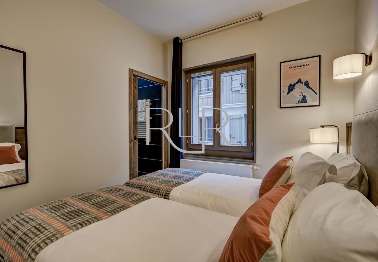 Bedroom 1 of White Pearl C12 is a flexible double or twin room with ensuite