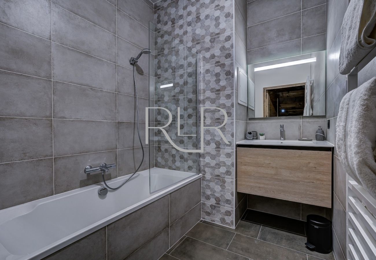 White Pearl C12 has a bathroom with a separate WC