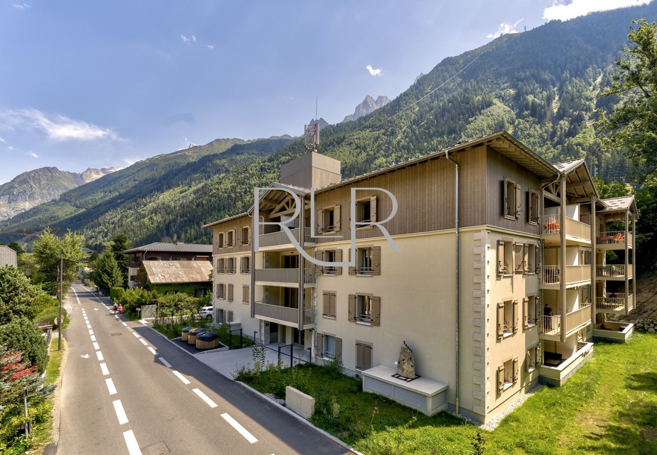 White Pearl has a fantastic location with restaurants, shops and bus station at walking distance  