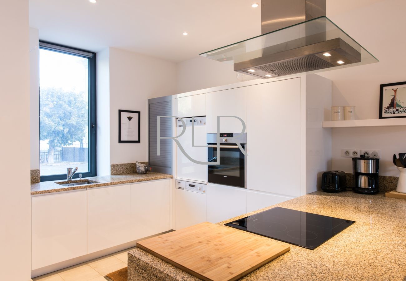 Chamois 3 has a well equipped kitchen with granite worktops