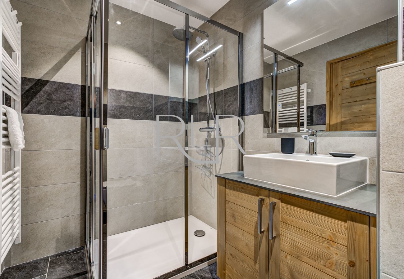 The ensuite shower room to Bedroom 1 in Green 6 has a WC