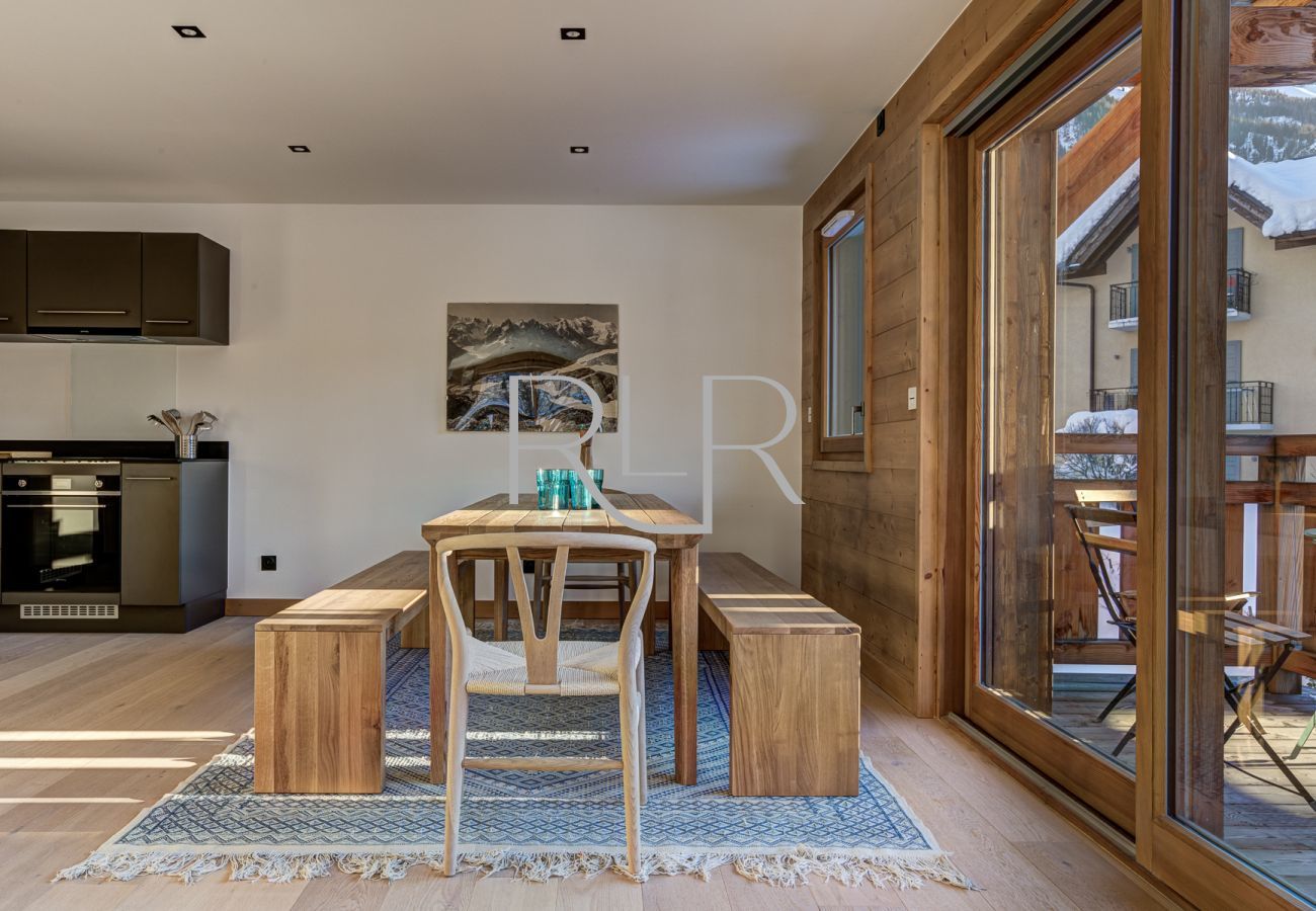Green 6 has a large dining table in front of glass doors onto one of the balconies