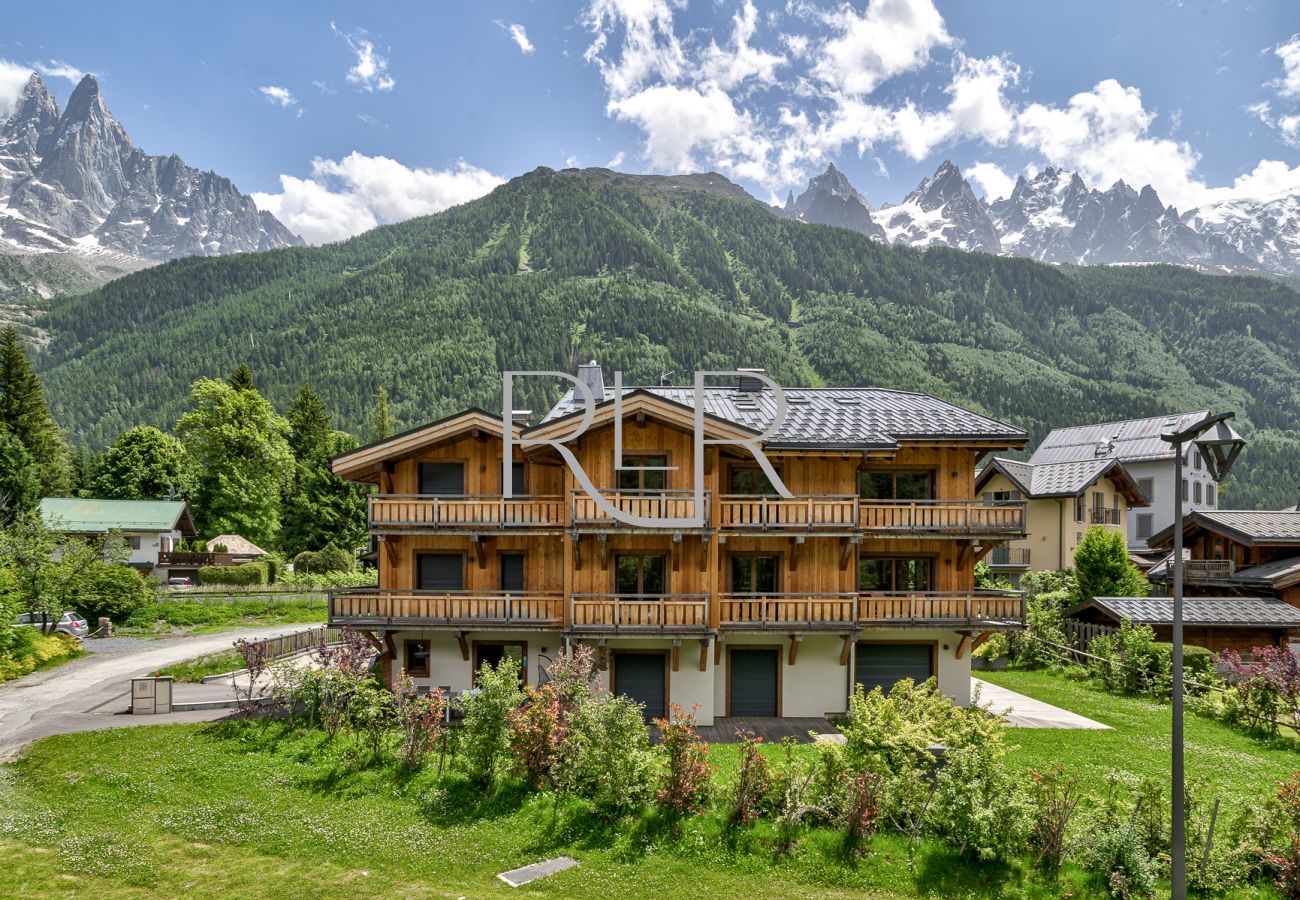 Green 6 has a fantastic summer location close to Chamonix golf course and mountain trails 