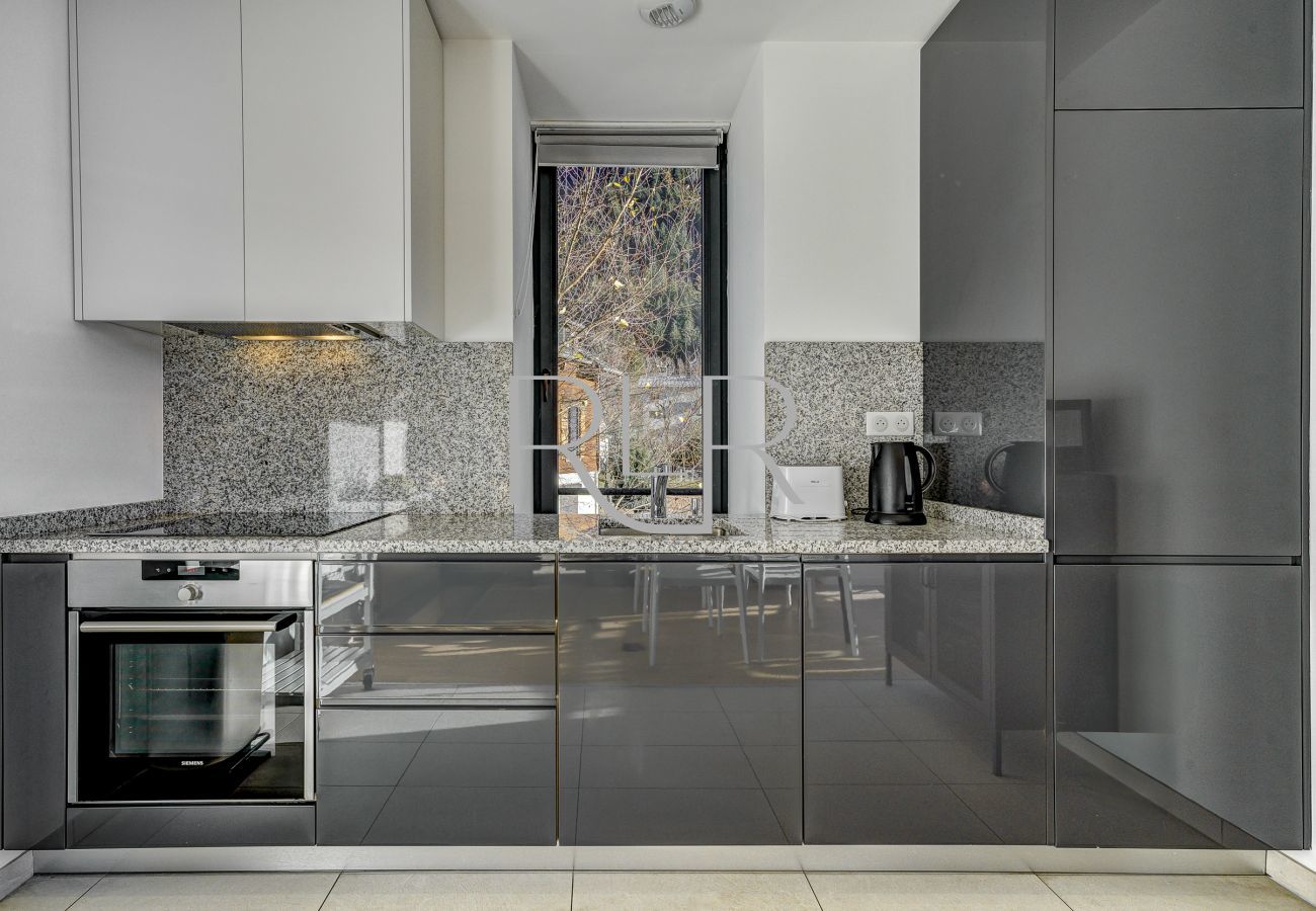 Chamois 4 has a modern kitchen with granite work tops.
