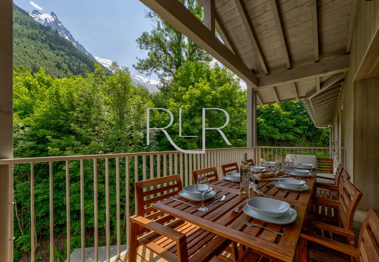 This apartment has a balcony which boasts views of the mountains.