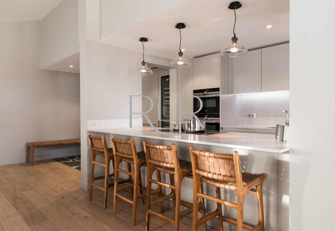 Cordee 331 has a fully-equipped kitchen with breakfast bar