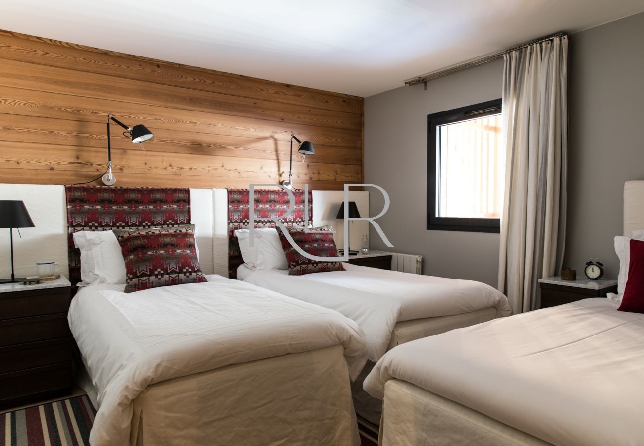 Bedroom 4 of Cordee 331 has three single beds