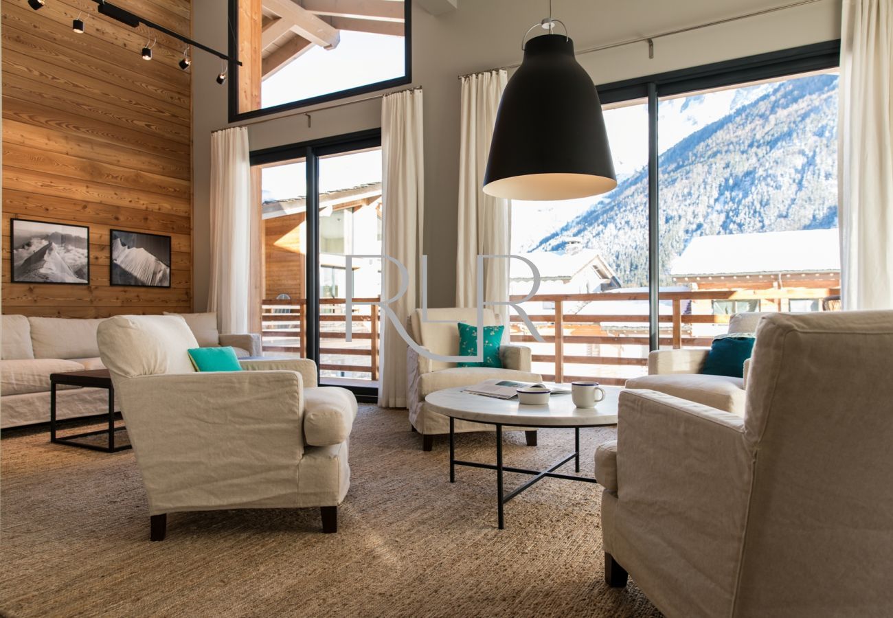 Cordee 331 has a comfortable lounge area 