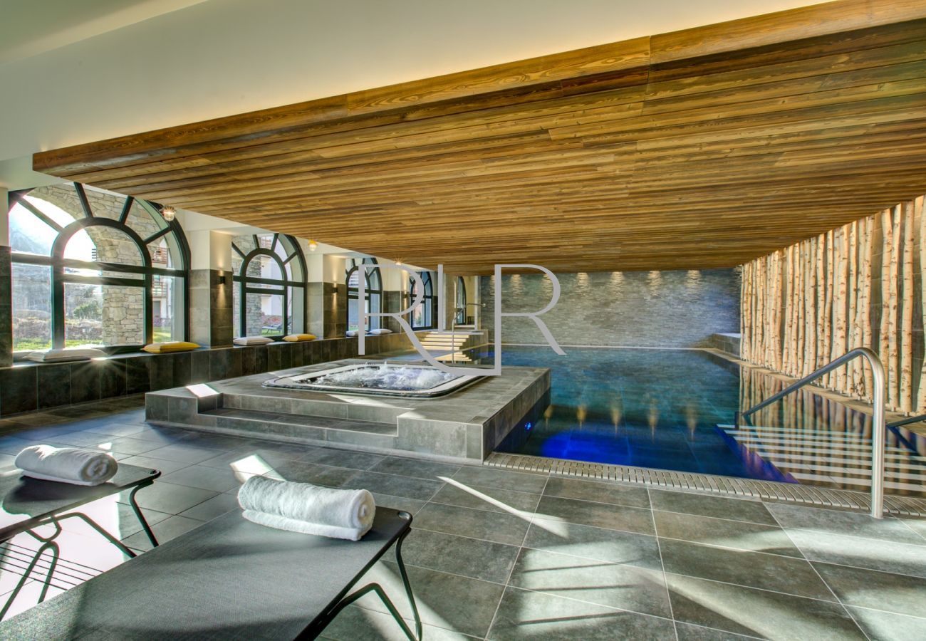 Cordee has communal facilities including an indoor pool and hot tub 