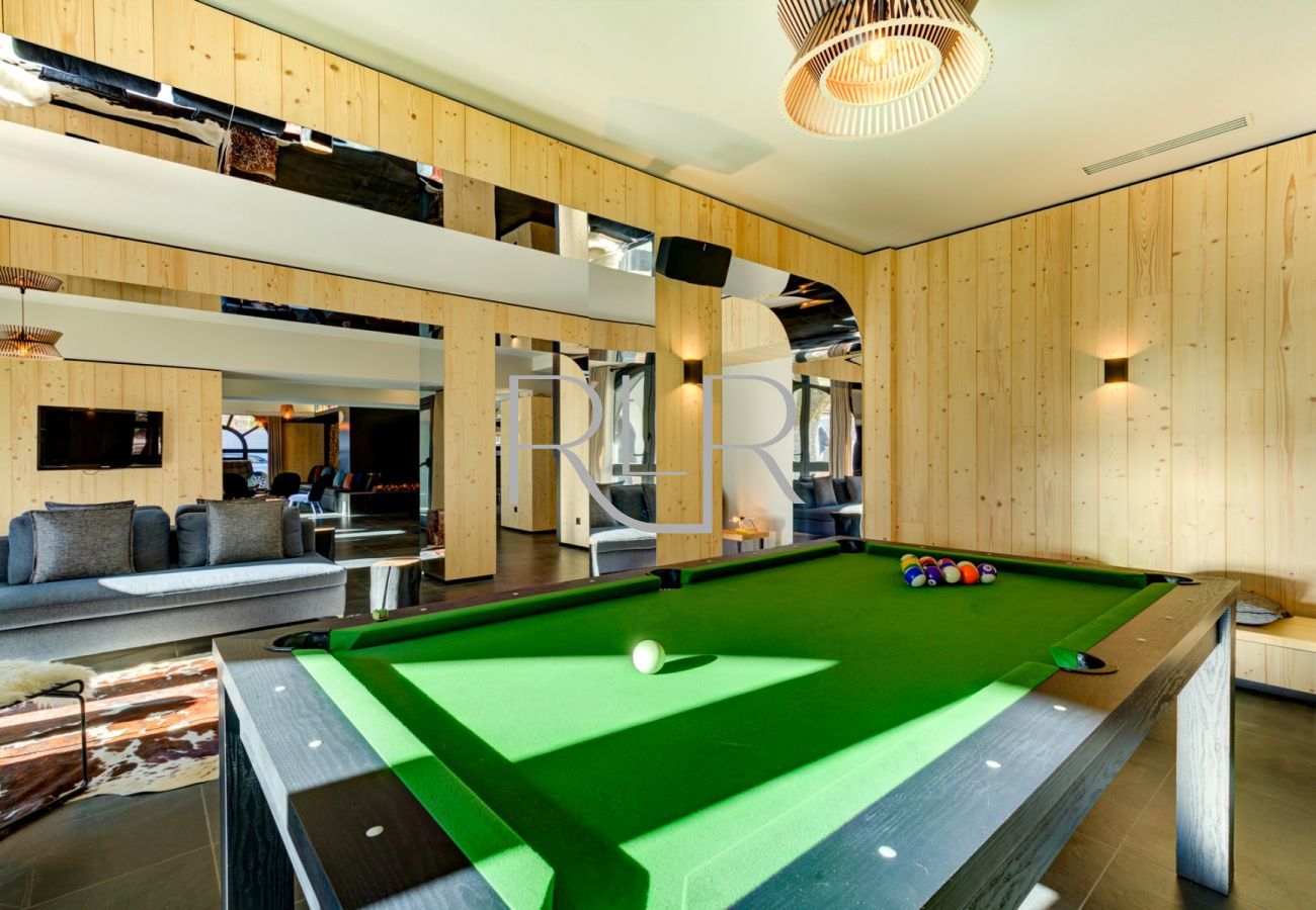 There are communal facilities at Cordee including a pool table