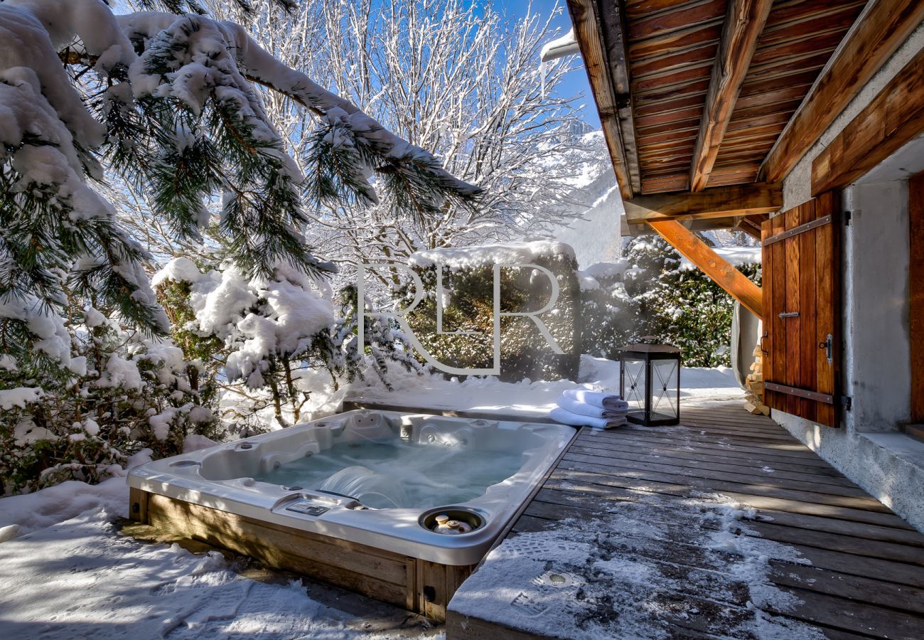 Chalet les Sauberands has a large terrace with hot tub